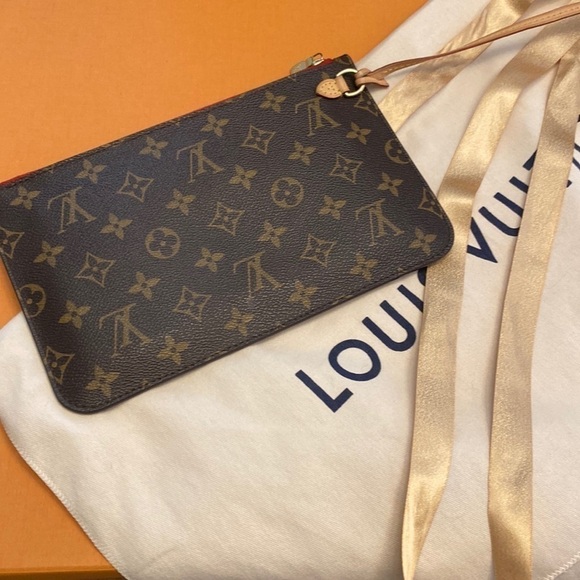 𝅺LOUIS Vuitton Pochette in Cherry. EXCELLENT CONDITION. - Picture 4 of 5